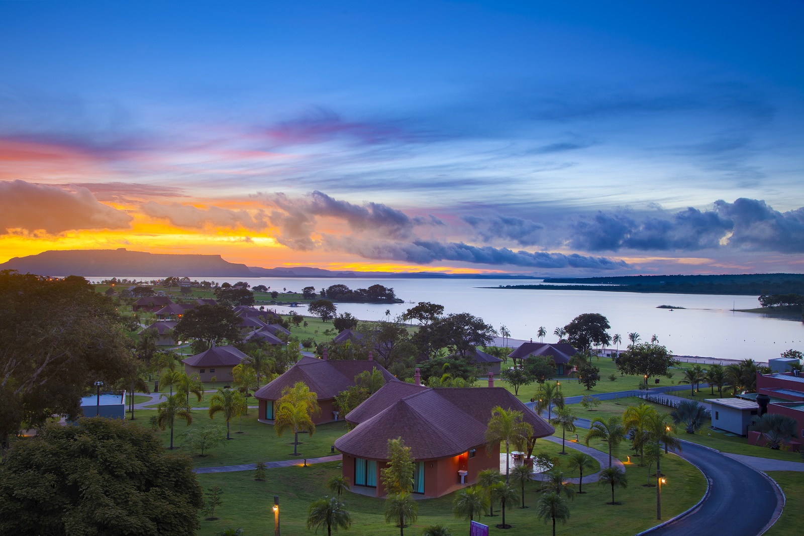 Foto: Bangalôs do Malai Manso Resort às margens do Lago do Manso/Divulgação