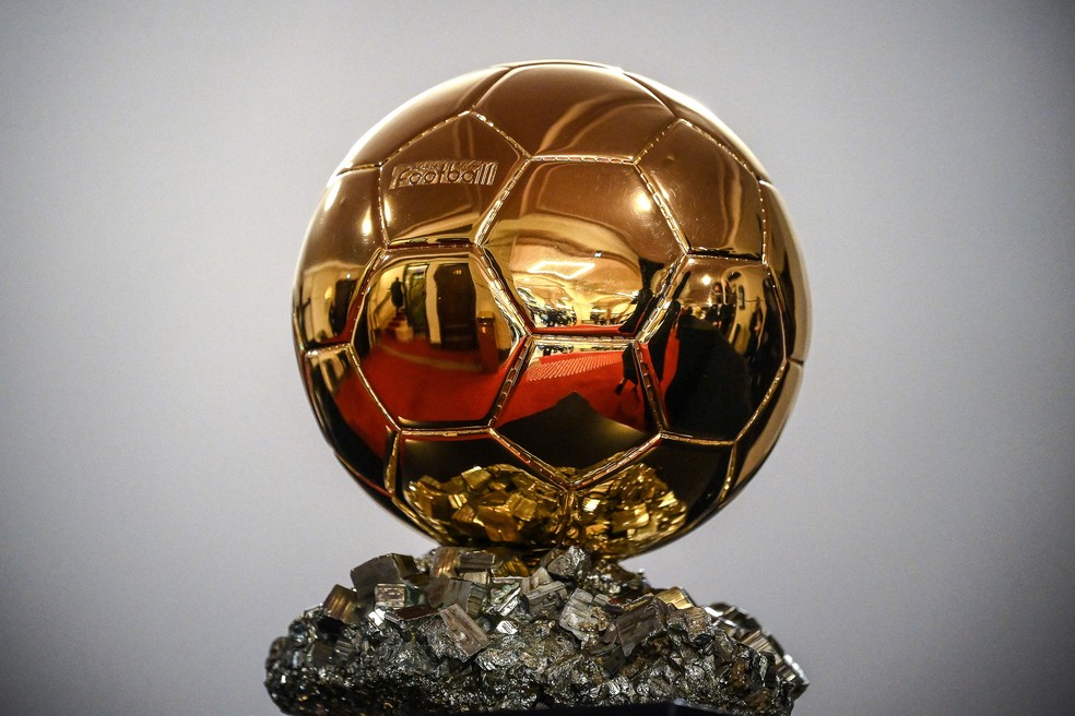 Troféu Ballon D'Or, entregue pela revista France Football para o melhor jogador da temporada — Foto: AFP