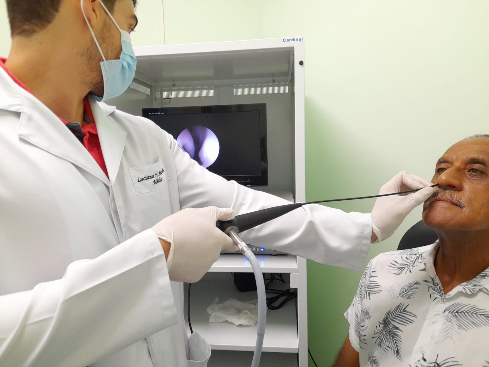 O exame de nasofibrolaringoscopia é realizado no consultório Paciente: Adevar de Almeida