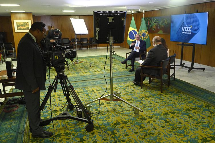Foto: Cadu Gomes/Vice-Presidência da República – Presidente da República em Exercício Geraldo Alckmin (PSB) em gravação do Programa A Voz do Brasil na sala de audiências no Palácio do Planalto 