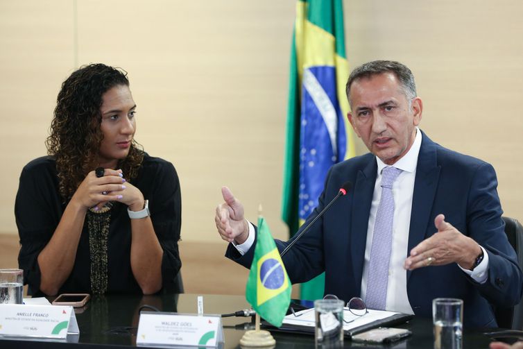 Foto: Fabio Rodrigues-Pozzebom/Agência Brasil – Ministro da Integração e do Desenvolvimento Regional, Waldez Góes, e a ministra da Igualdade Racial, Anielle Franco 
