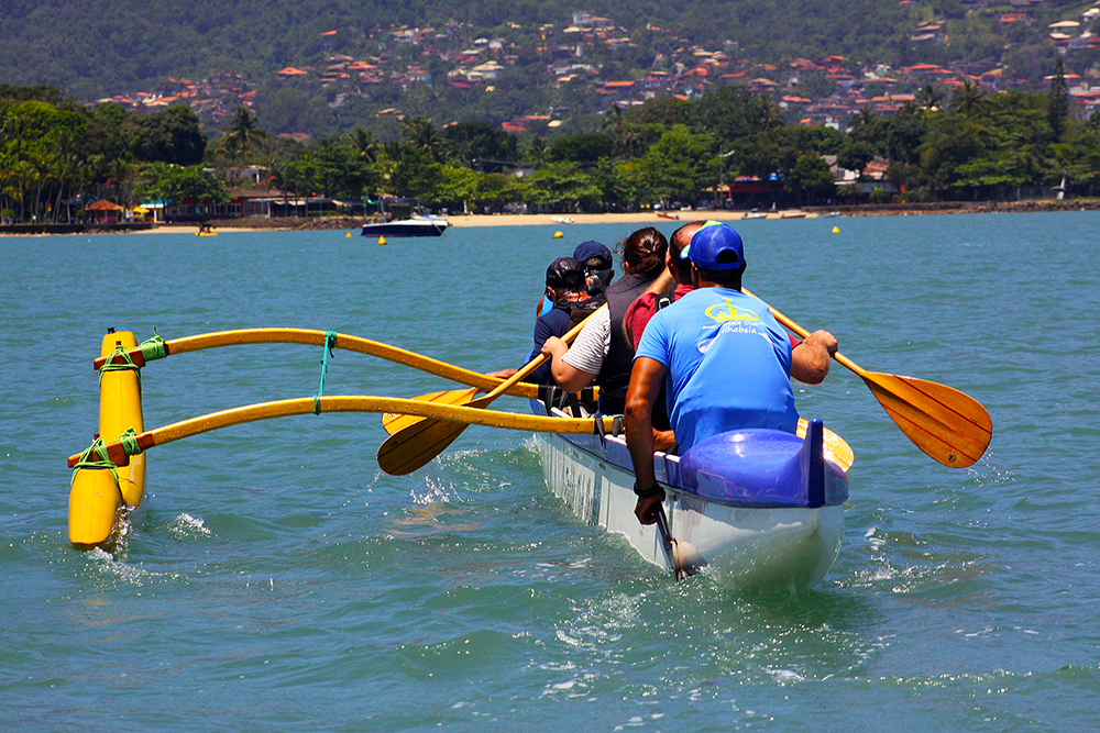 Foto: Reginaldo Pupo/Travel for Life – Canoa havaiana do Paddle Club Ilhabela, que participará da Volta de Ilhabela (Vibe)  