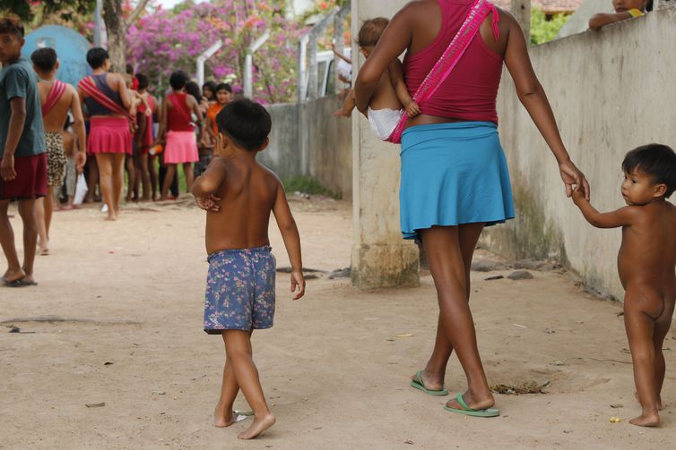 Foto: Fernando Frazão/Agência Brasil – Yanomami aguardam por familiares nos arredores do Hospital de Campanha que presta atendimento aos indígenas em situação de emergência em Boa Vista – RR 
