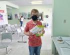 Crianças vacinadas em Vinhedo – SP nesta segunda-feira (17) ganham livro, certificado e picolé